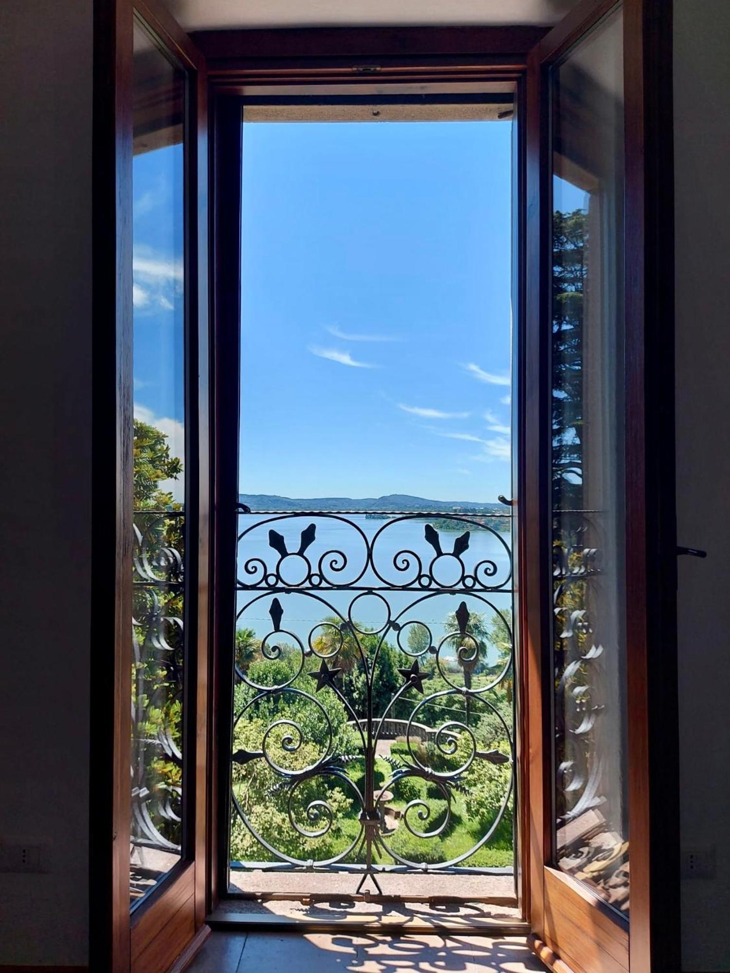 Appartamento Terrazza Mirabella Gavirate Esterno foto