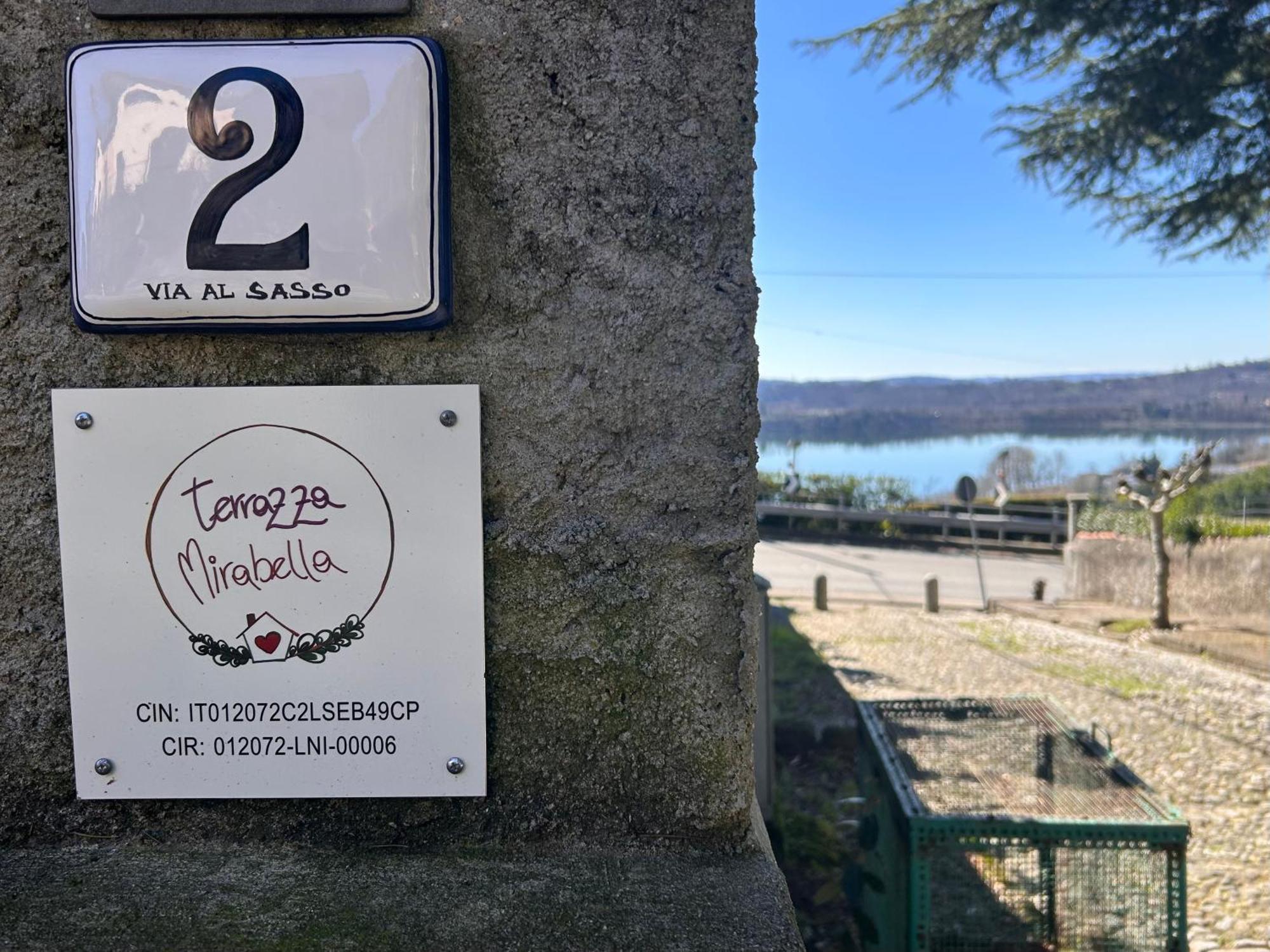 Appartamento Terrazza Mirabella Gavirate Esterno foto