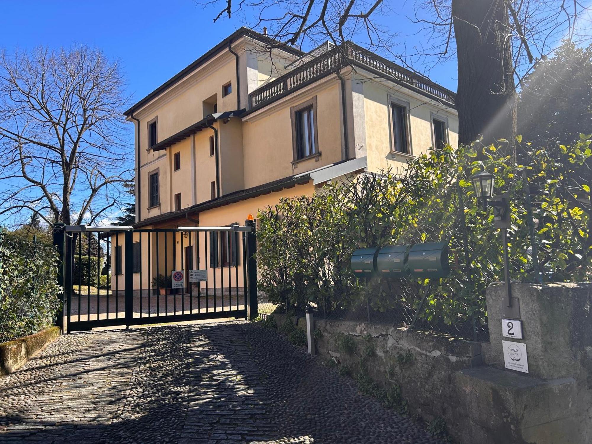 Appartamento Terrazza Mirabella Gavirate Esterno foto